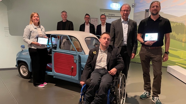 Ein Gruppenfoto im Haus der Bayerischen Geschichte: von links: Museumspädagogin Susanne Moldaschl; Prof. Dr. Christian Zürner von der OTH Regensburg; Holger Lauer, Prokurist der KJF Werkstätten gemeinnützige GmbH; Dr. Andreas Kuhn, Referatsleiter der Bavariathek; KJF-Abteilungsleiter Bertin Abbenhues, Mario Franz vom Fachdienst für Leichte Sprache der KJF Werkstätten GmbH und ganz vorne Sebastian Müller, Büroleiter des Büros für Leichte Sprache "sag´s einfach!" der KJF Regensburg. 