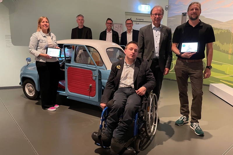 Ein Gruppenfoto im Haus der Bayerischen Geschichte: von links: Museumspädagogin Susanne Moldaschl; Prof. Dr. Christian Zürner von der OTH Regensburg; Holger Lauer, Prokurist der KJF Werkstätten gemeinnützige GmbH; Dr. Andreas Kuhn, Referatsleiter der Bavariathek; KJF-Abteilungsleiter Bertin Abbenhues, Mario Franz vom Fachdienst für Leichte Sprache der KJF Werkstätten GmbH und ganz vorne Sebastian Müller, Büroleiter des Büros für Leichte Sprache "sag´s einfach!" der KJF Regensburg. 