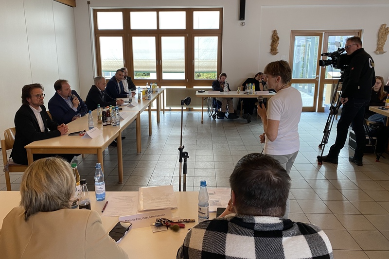 Werkstatträtin Erika Stelzl moderierte die Podiumsdiskussion.