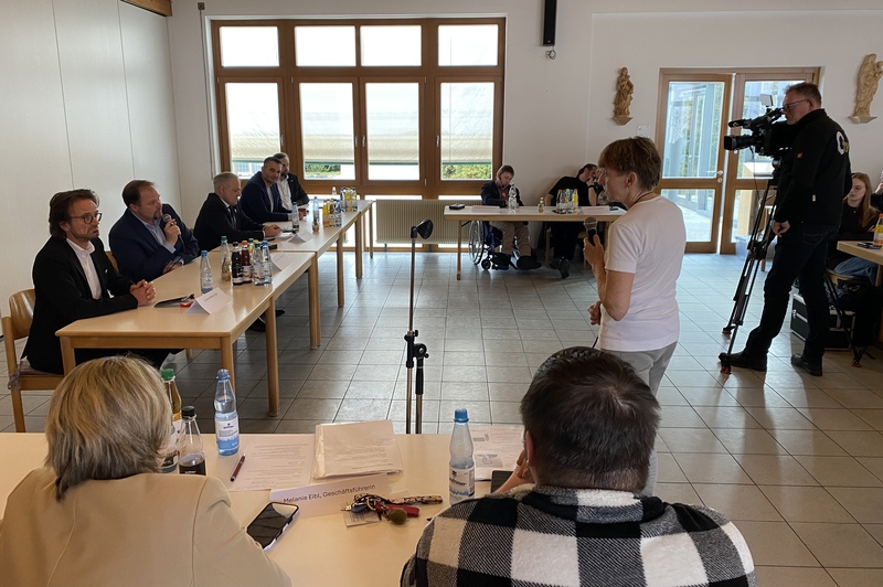 Werkstatträtin Erika Stelzl moderierte die Podiumsdiskussion.