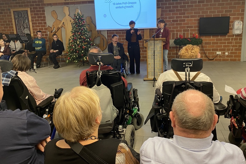 Evi Feldmeier, Geschäftsführerin der KJF Werkstätten, Werkstatträtin Erika Stelzl würdigten die Arbeit der Prüfgruppe. Sebastian Müller, Leiter des Büros für Leichte Sprache der KJF, führte durch die Veranstaltung.