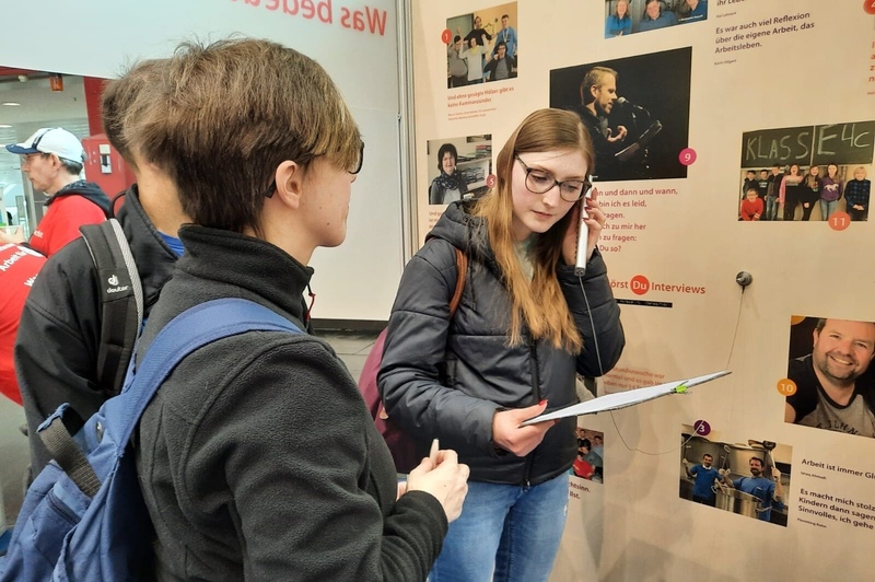Mitarbeiter der Werkstätte Mitterfels schauen sich auf der Messe um
