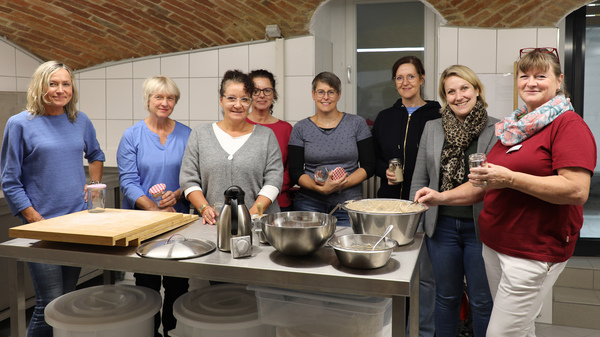 Die Teilnehmerinnen und Teilnehmer des Brotbackkurses mit Melanie Eibl, der Geschäftsführerin der KJF Werkstätten gGmbH
