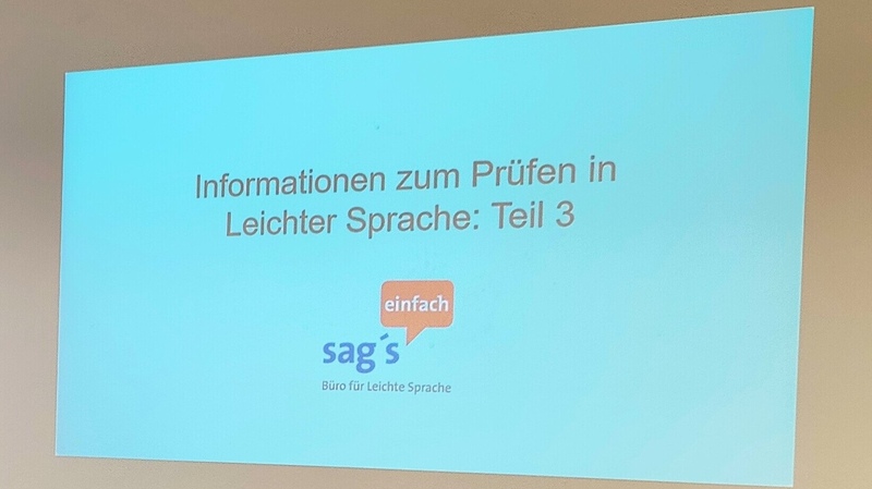 Bild einer Präsentation an einer Wand.