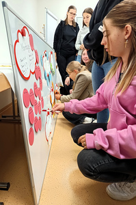 Auszubildende der Ursulinen Fachakademie tragen sich für einen Arbeitsplatz ein.