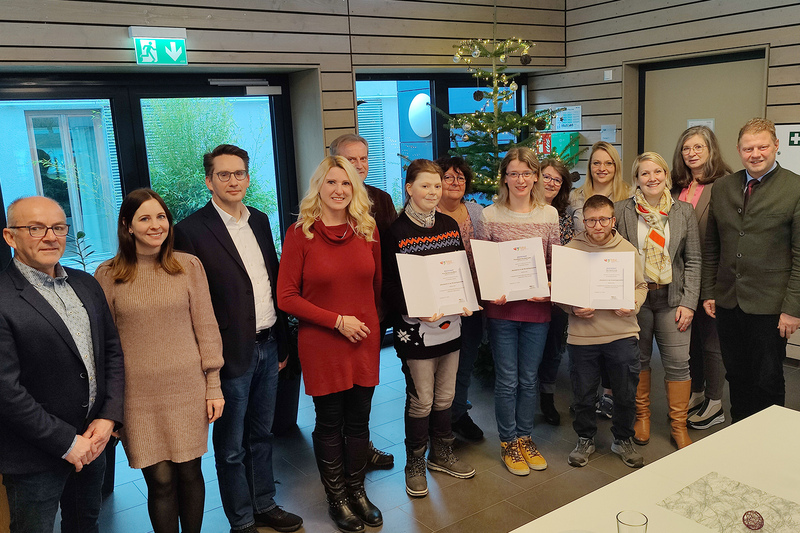 Von links nach rechts: Josef Waidhas, Tamara Sommer, Ralf Kohl, Kerstin Laumer, Berthold Kellner, Lara-Maria Bartos, Regina Schiffmann, Andrea Alisch, Julia Merz-Neudert, Luca Selch, Katja Bloßfeldt, Melanie Eibl, Ursula Siller, Stefan Grillmeier