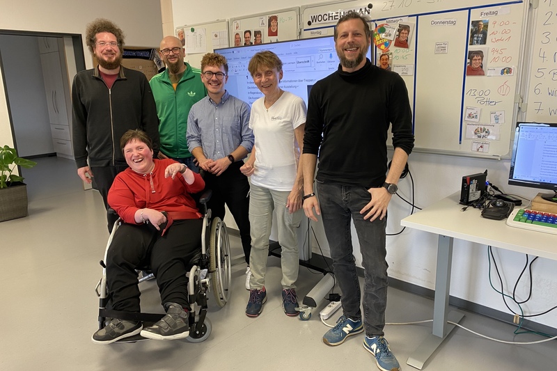 Ein Gruppenfoto in der Förderstätte der Straubinger Werkstätten: von links: Sozialdienst-Mitarbeiter Markus Beck, Prüfgruppen-Mitarbeiterin Stephanie Lehner, Prüfgruppenleiter Christian Reiner, SPD-Vorsitzender Marvin Kliem, Werkstatträtin Erika Stelzl, Fachdienst für Leichte Sprache Mario Franz