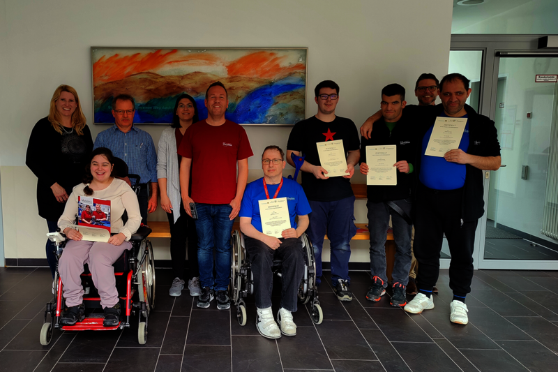 Die fünf Absolventen Michelle Reinert, Stephan Röhrl, Maximillian Faltermeier, Ali-Murtaza Karadag, Muhammed Dogan zusammen mit den Gratulanten bei der Zertifikatsübergabe.