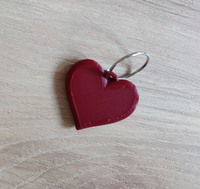 Der Schlüsselanhänger in Herzform.