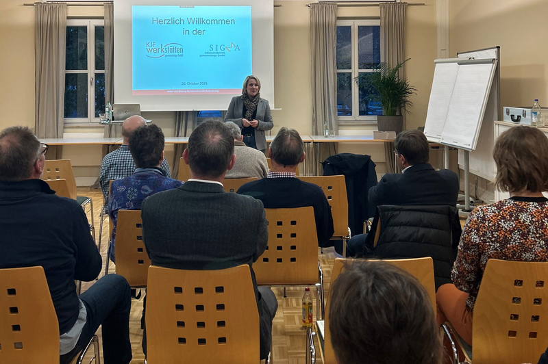 Melanie Eibl, die Geschäftsführerin der KJF Werkstätten, hält einen Vortrag vor den Gästen des Alumni-Treffens.