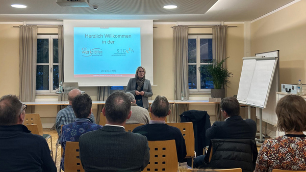 Melanie Eibl, die Geschäftsführerin der KJF Werkstätten, hält einen Vortrag vor den Gästen des Alumni-Treffens.