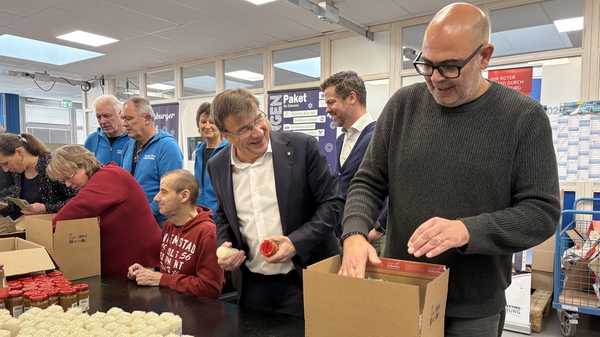 Hannes Ringlstetter bepackt gemeinsam mit KJF-Direktor Michael Eibl und weiteren Mitarbeitern aus den KJF Werkstätten Pakete für das Regensburger Weihnachtssingen.