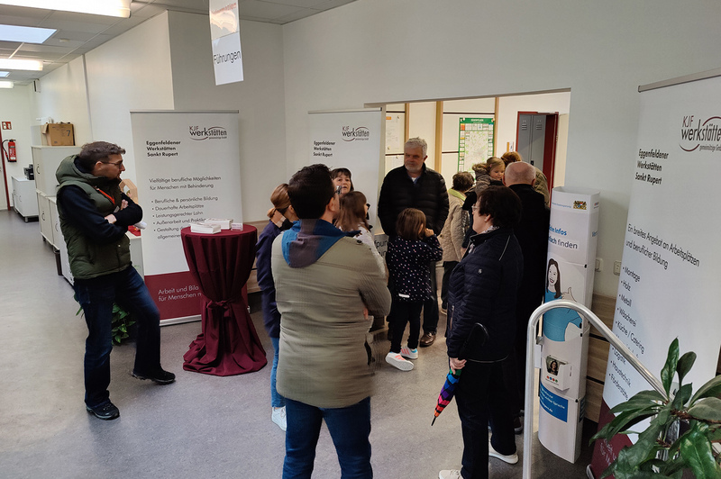 Die Führungen durch die Werkstätte waren sehr beliebt bei den Besucherinnen und Besuchern - egal ob klein oder groß.