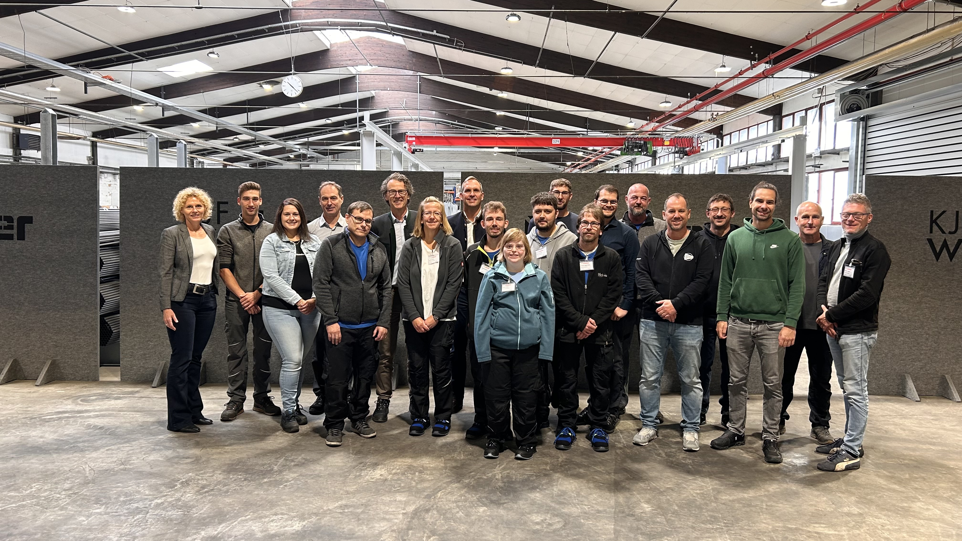 Ein Gruppenfoto mit allen Beteiligten an der Außenarbeitsgruppe in der Produktionsstätte der Lindner AG