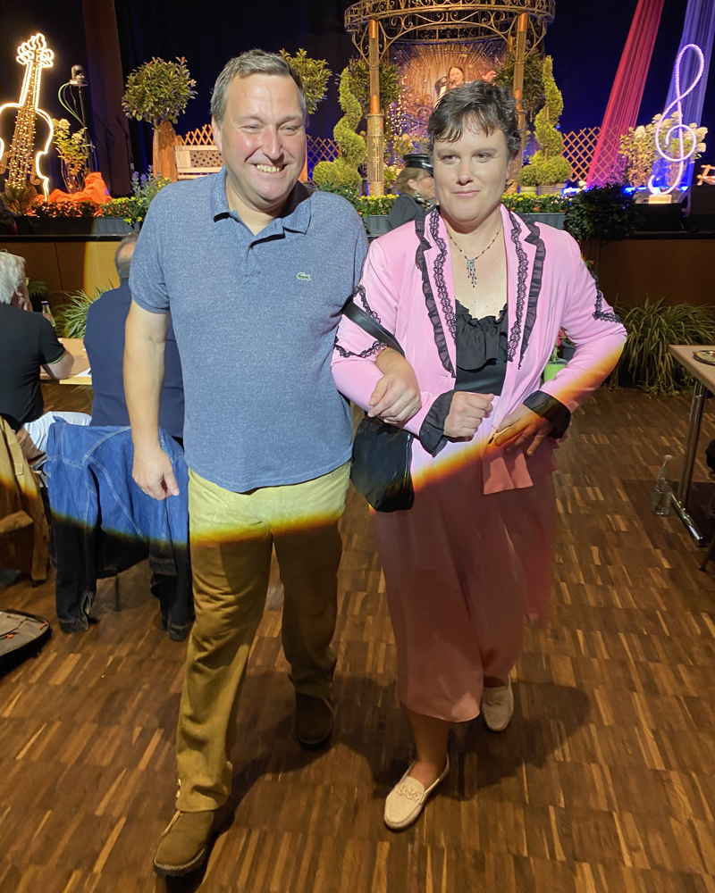 Ein Mitarbeiter der KJF Werkstätten läuft als Model beim Schlagerwettbewerb Goldener Musistern.