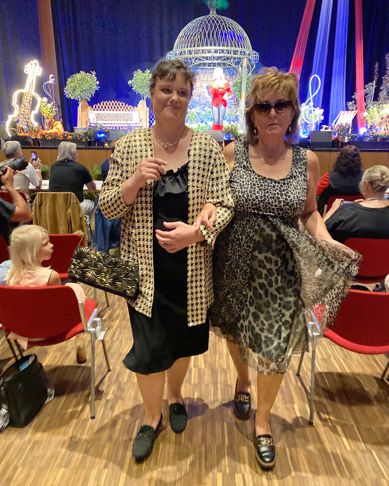 Eine Mitarbeiterin der KJF Werkstätten läuft als Model beim Schlagerwettbewerb Goldener Musistern.